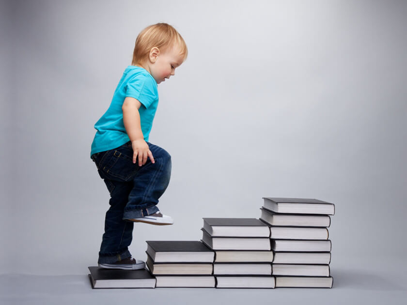 子供が本の階段を上がる画像